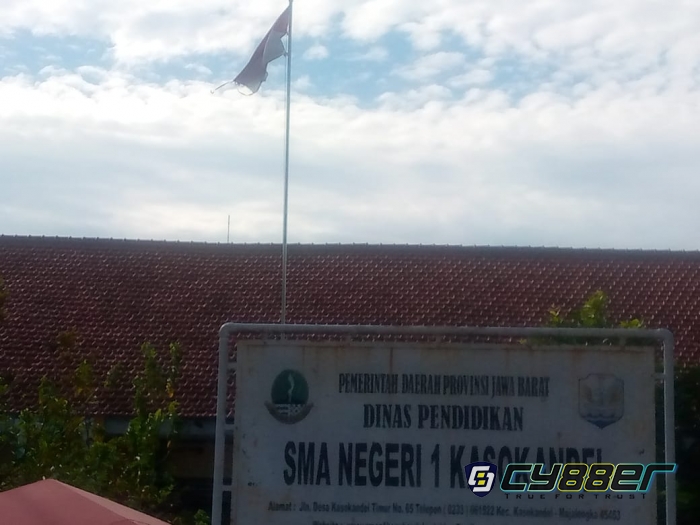 Sang Merah Putih Sudah Lusuh dan Robek Terpasang di Depan SMAN 1 Kasokandel